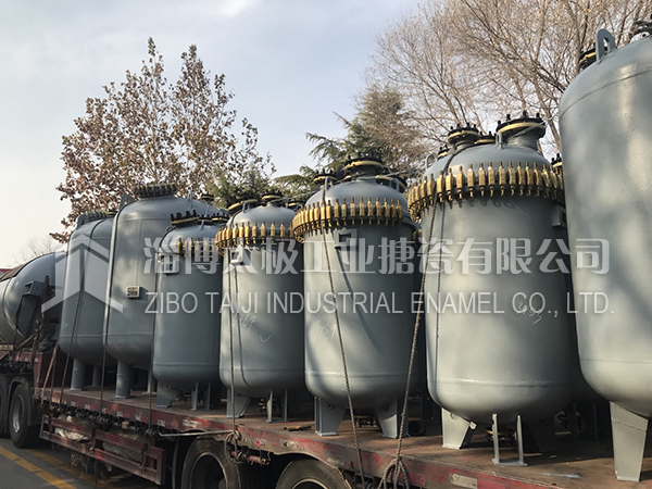 太極?搪瓷反應(yīng)釜發(fā)貨現(xiàn)場